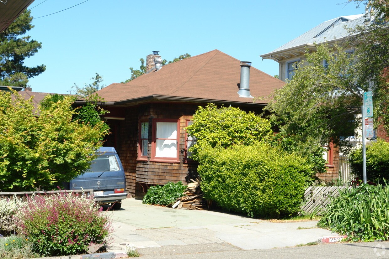 Primary Photo - 2532 Etna St