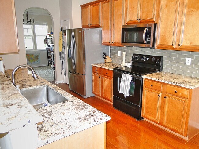 Foto del edificio - Updated 3 Bedroom, 2.5 Bathroom Home w/ 2 Car Garage in SW Durham/Southpoint!  Pets Negotiable