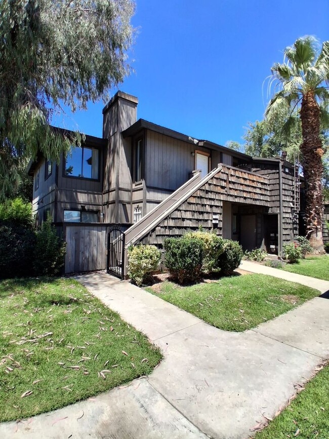 Building Photo - 1190 S Winery Ave