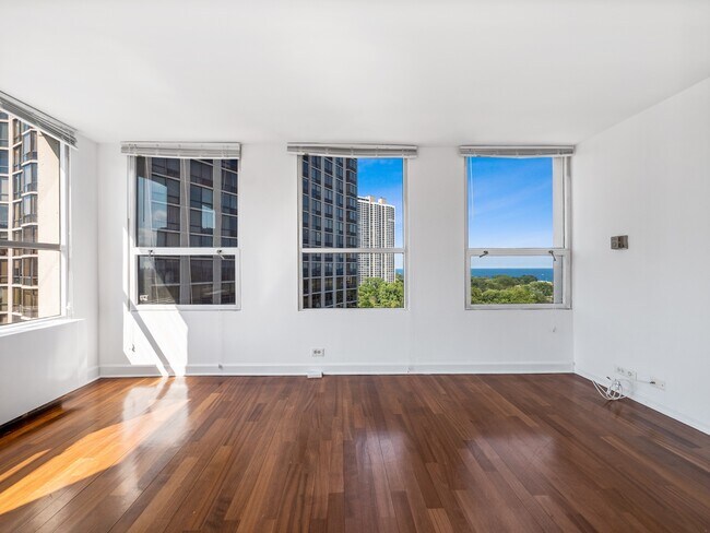 Building Photo - 2626 N Lakeview Ave