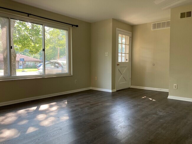 Building Photo - 1121 Cambridge Ct