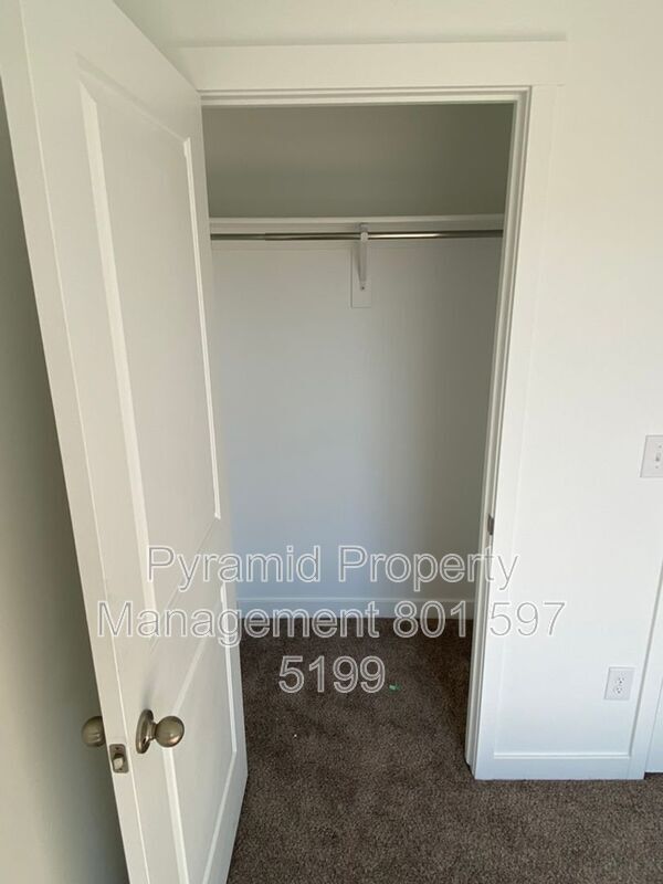 Foto del edificio - 557 Winding River Ave