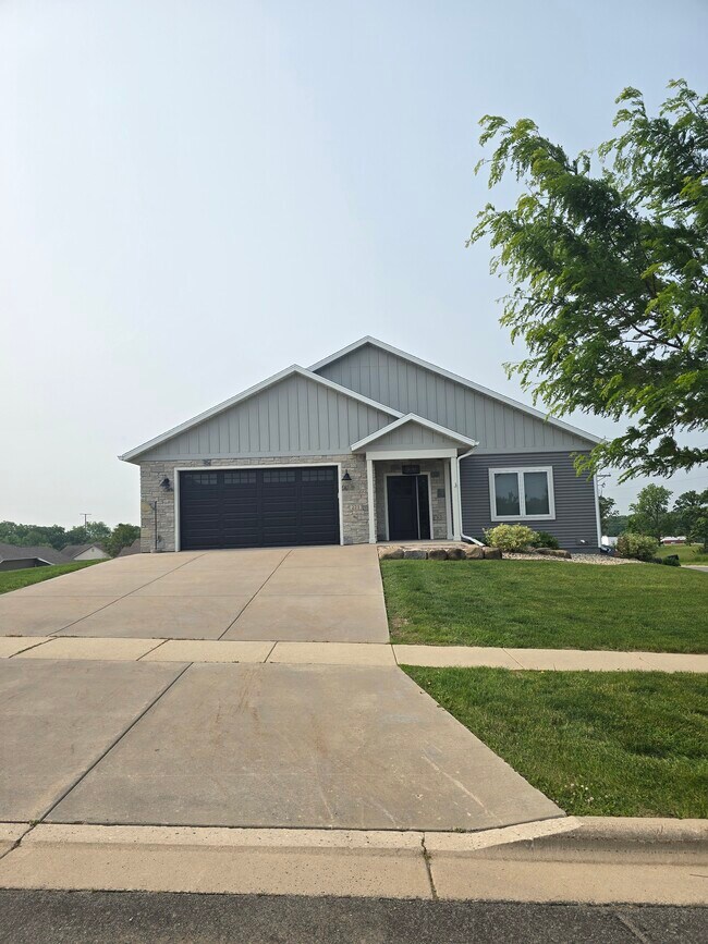Garaje con entrada frontal - 223 Westmorland Dr