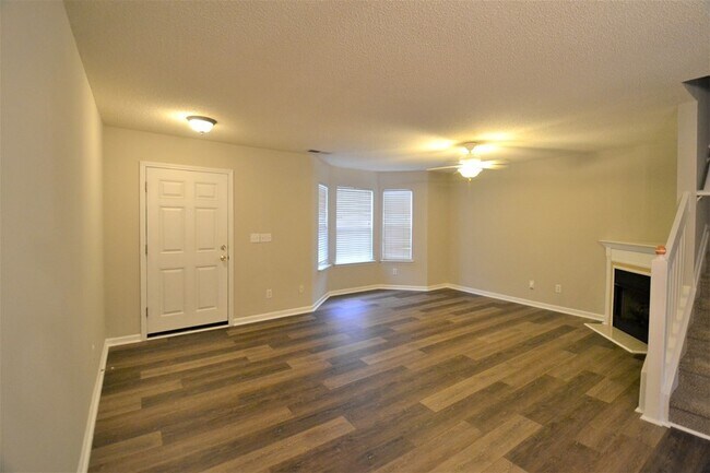 Building Photo - Like New Townhouse in Arlington Downs