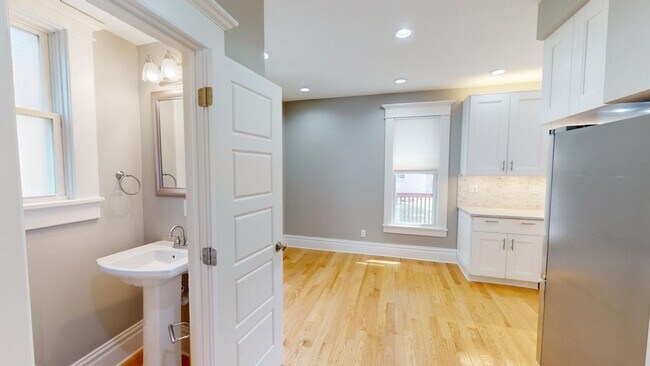 Foto del edificio - 5 BEDROOMS + 2.5 BATHROOMS + 3 FREE OFF-STREET Parking Spaces SINGLE FAMILY HOUSE!  Available Aug...