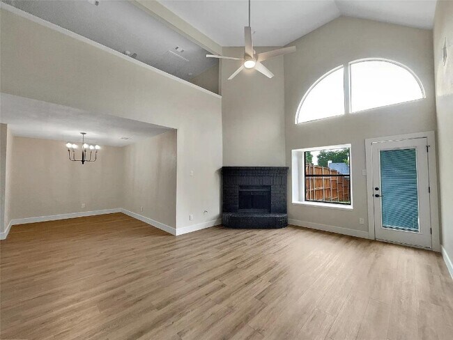 Foto del edificio - 811 Fawn Valley Dr