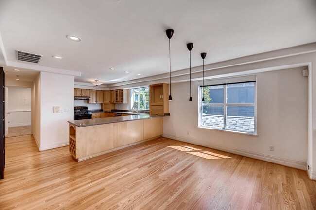 Building Photo - Queen Anne Home