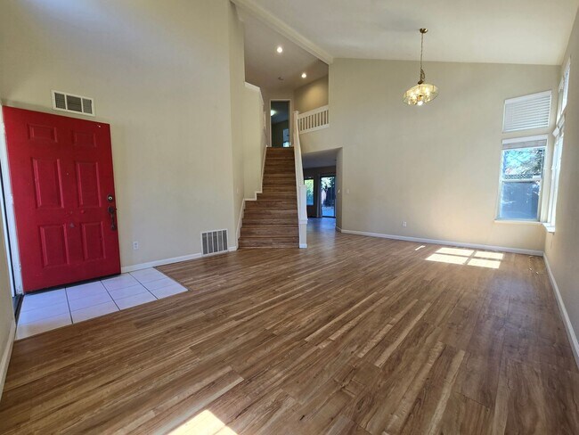Building Photo - Air-Conditioned 4 Bed / 2.5 Bath Single Fa...