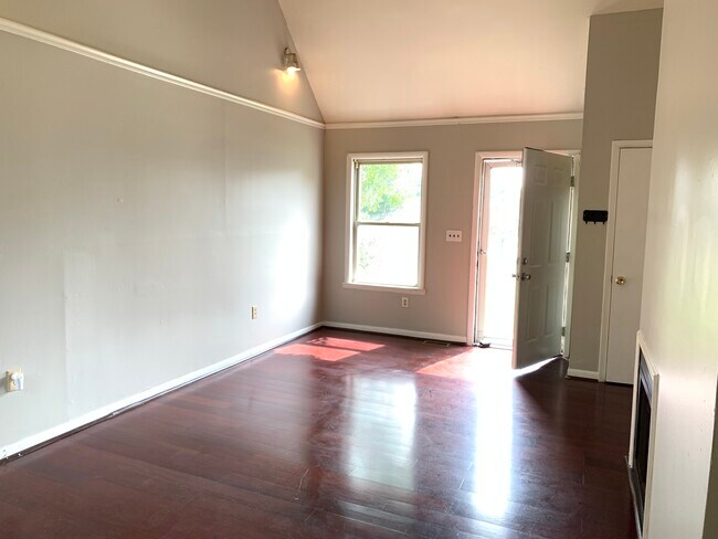 Building Photo - 2031 Summerhayes Ct