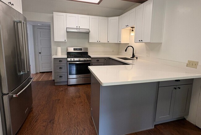 Building Photo - Charming Three Bed West Seattle Vintage Home Near Lincoln Park and Puget Sound!