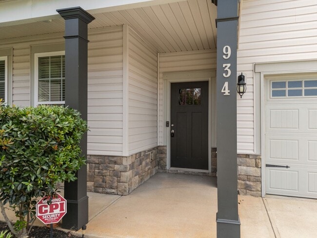 Building Photo - Beautiful 3 Bedroom Home with Modern Finis...
