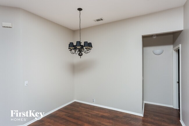 Building Photo - 2852 Maple Creek Dr