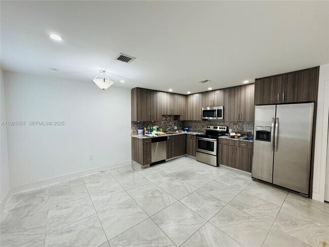 Foto del edificio - 605 NW 3rd Ave