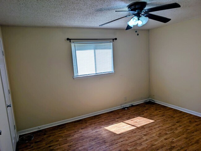 Foto del edificio - Spacious 2BR Condo – Pool Access & Utilities