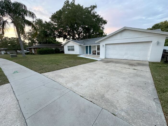 Primary Photo - 4 bed 3 bath lake Front Pool Home