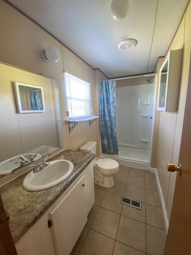Building Photo - 3 Bedroom 2 Bath