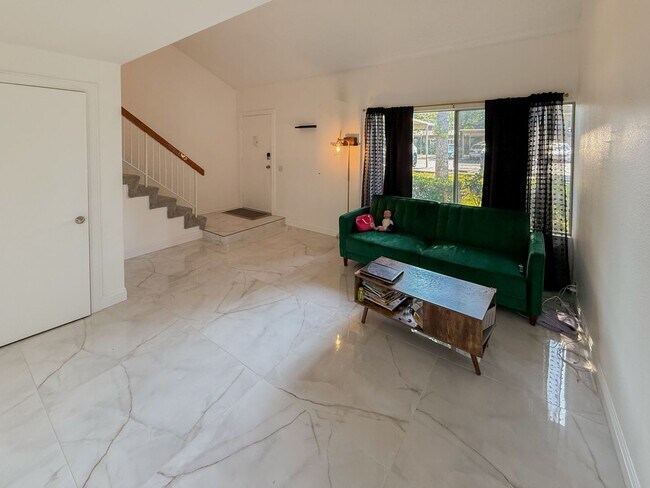 Foto del edificio - Renovated 3 Bedroom, 2 Bath Townhome with ...