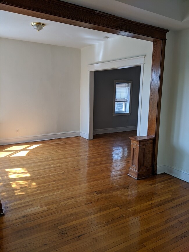 Building Photo - 2144 W Van Buren St