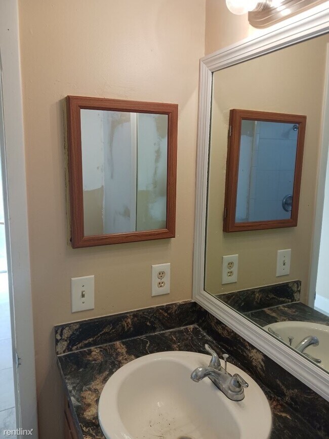 Building Photo - 3 br, 2 bath Duplex - 8138 Parrot Drive 8138