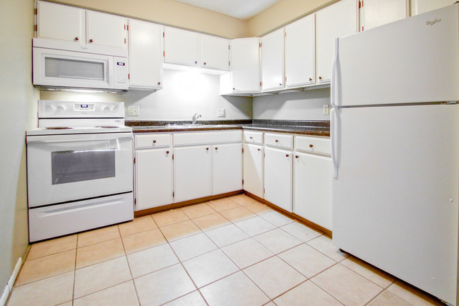 Kitchen - Oak Creek Apartments