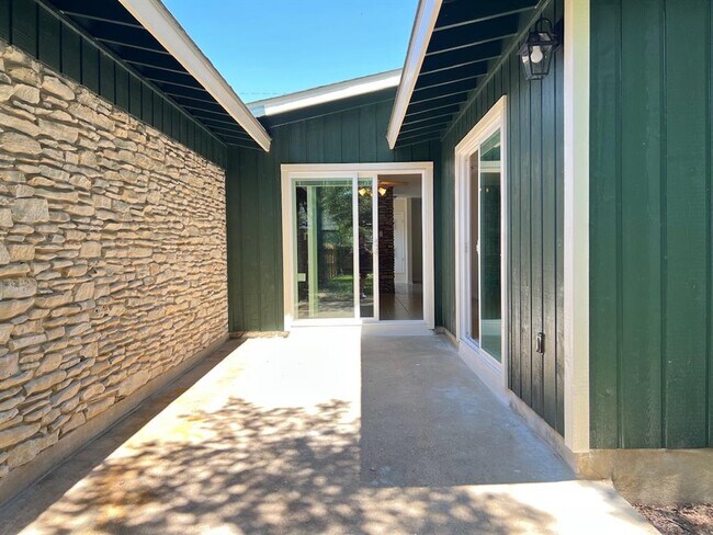 Foto del edificio - 2305 Western Trails Blvd