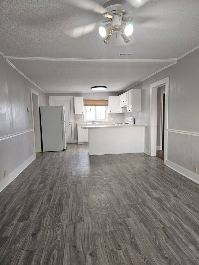 Foto del edificio - 2034 Jenkins Dairy Rd