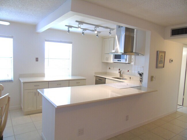 Building Photo - 219 Normandy Ln