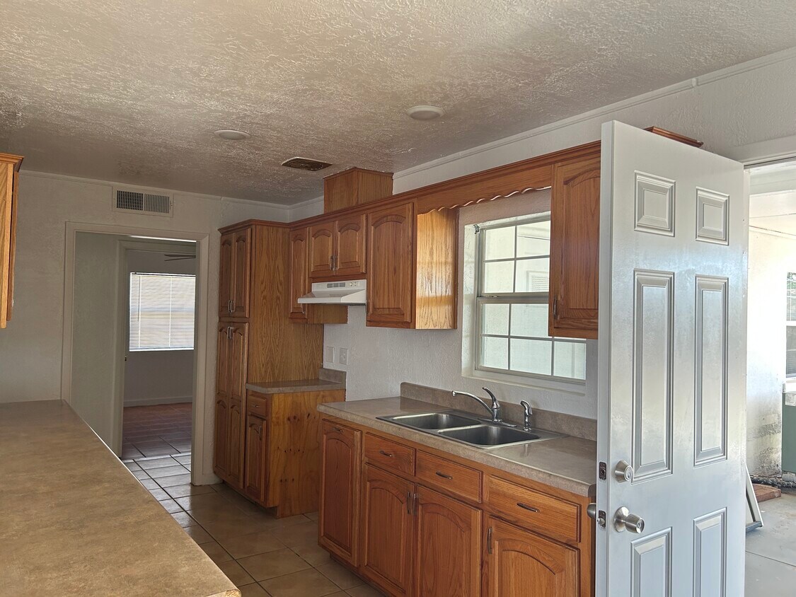Building Photo - 1510 Dennis Cir