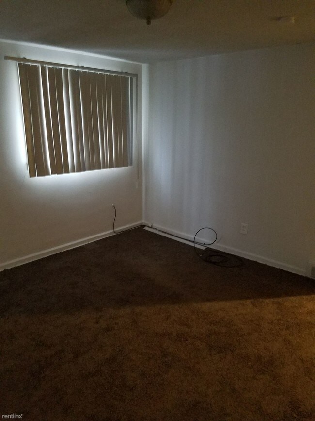 Building Photo - 2 br, 1 bath Townhome - 18052 Schaefer Hwy
