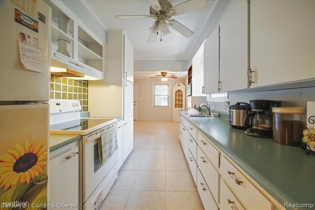 Building Photo - 3 br, 1.5 bath House - 17138 Sumner Redfor...