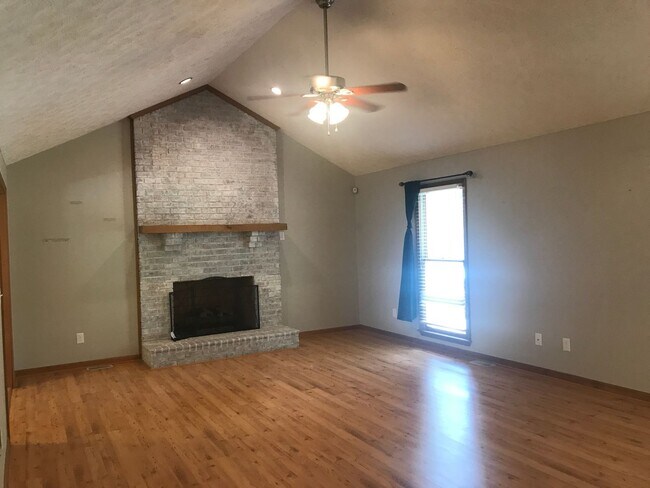 Foto del edificio - Stunning 3 Bedroom Home with Bonus Room