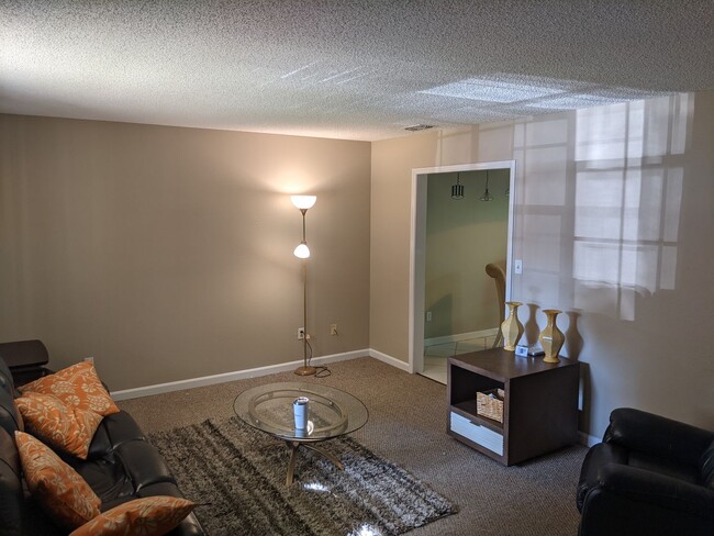 Building Photo - Adorable Two Bedroom, Townhouse....$1,250....