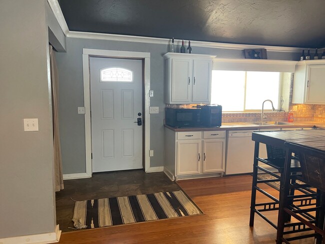 Building Photo - Country Cottage for Lease on 1.42 Acres