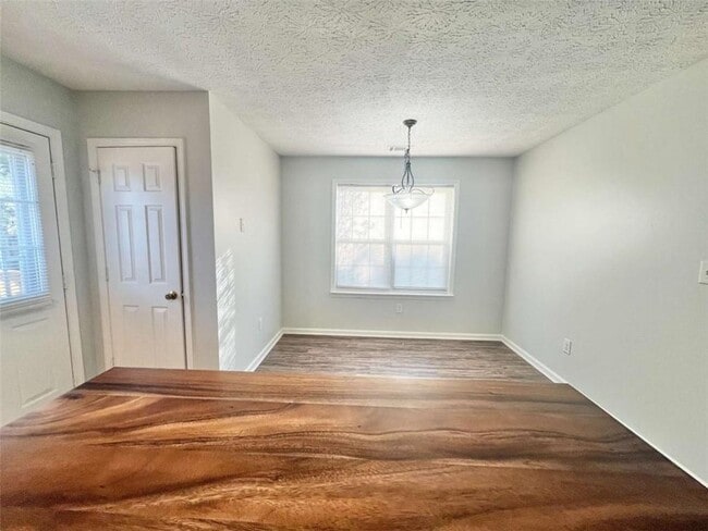 Foto del edificio - 233 Hawks Nest Rd