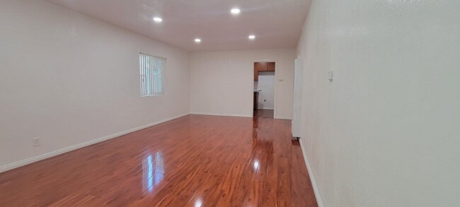 Building Photo - 620 N Marengo Ave