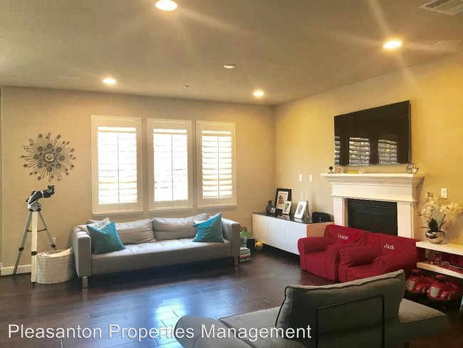 Building Photo - 4 br, 4 bath House - 548 Heligan Ln. unit 3