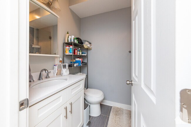 Building Photo - 2437 N Ashland Ave