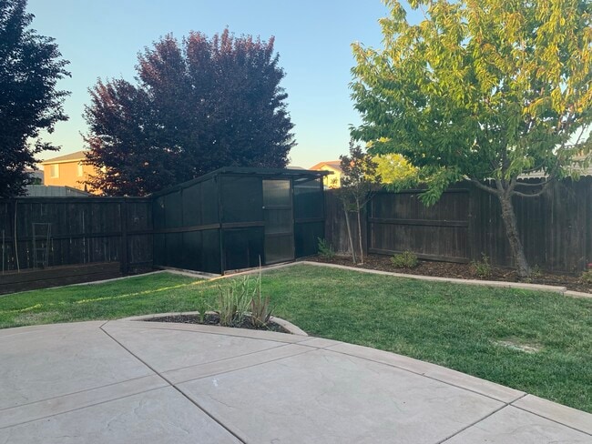 Foto del edificio - 5221 Otter Pond Way