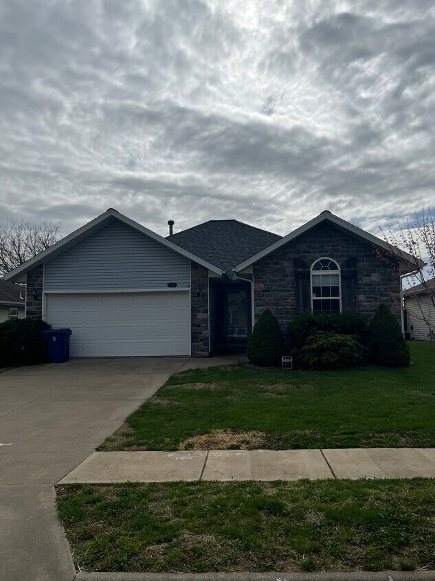 Foto principal - 1521 S Lone Pine Ave