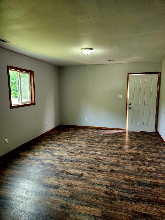 Building Photo - Duplex Apartment in Belpre