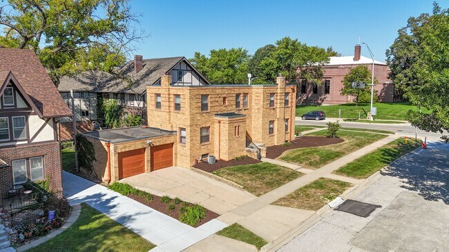 Building Photo - 2 Bedroom Duplex Residence near UNMC & Blackstone