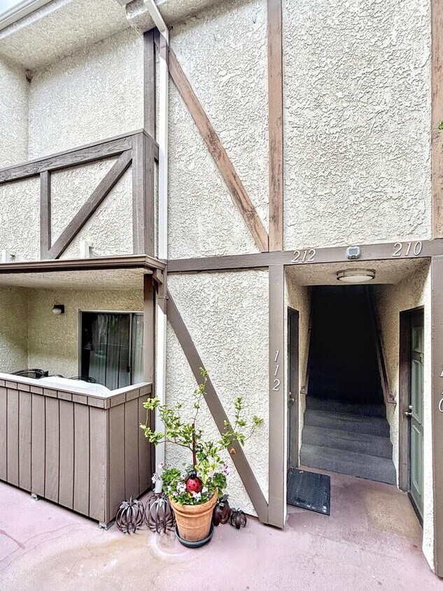 Foto principal - Lovely 2-Bed, 2-Bath Condo with Great Loca...