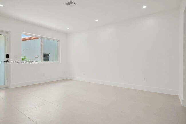 Foto del edificio - 10769 NE 2nd Ave