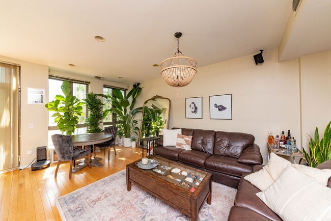 Building Photo - 400 N Clinton St