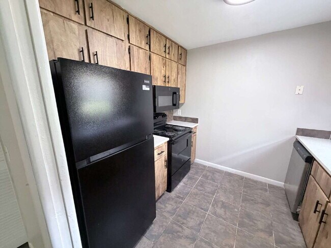 Building Photo - "Charming 3-Bedroom Home with 2 Full Baths in Prime Lakeland Location!"