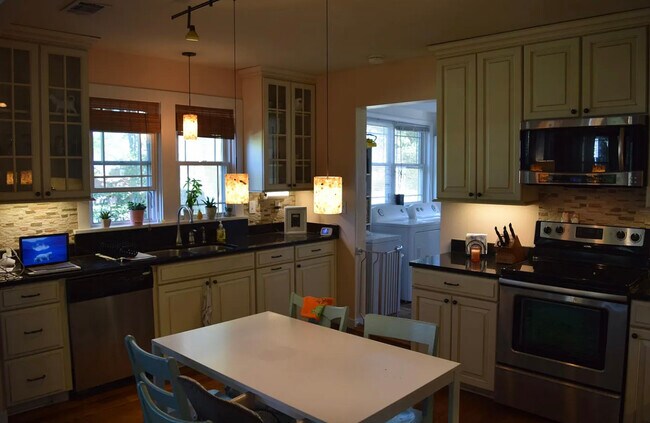 Foto del edificio - 1467 Wilkes Ave