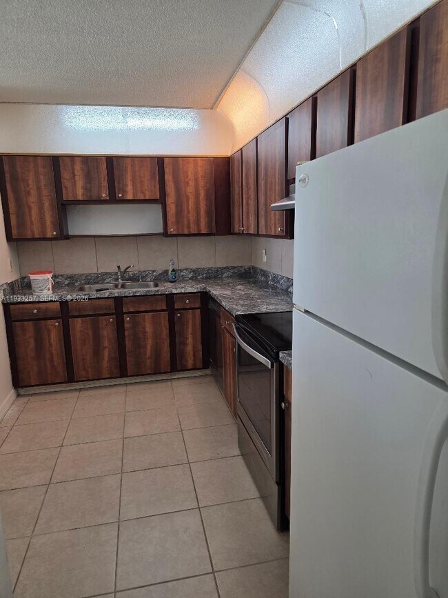 Foto del edificio - 14840 Naranja Lakes Blvd