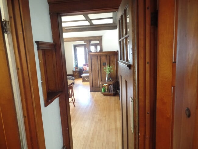 Hollway - 3364 N Oakland Ave