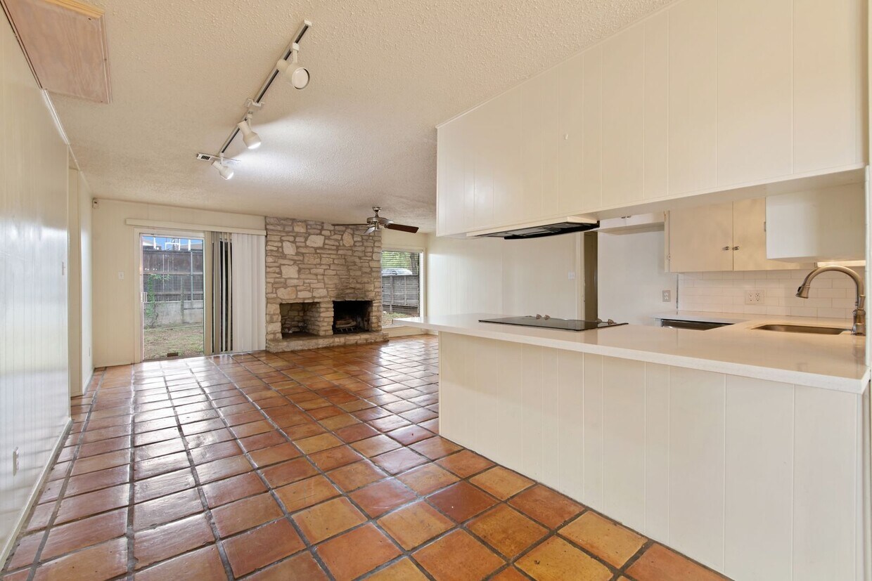 Foto principal - Available MAY: Charming 3 Bed / 2 Bath in ...