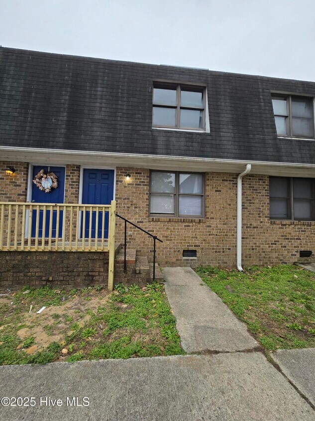 Primary Photo - 102 Cedar Ct